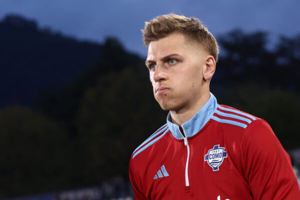 IPA73933089 - Jean Butez of Como 1907 during warm up before  the Serie A match between Como 1907 and Fc Internazionale at Stadio Giuseppe Sinigaglia on April 12, 2026 in Como, Italy. (Photo by sportinfoto/DeFodi Images)    (Photo by sportinfoto/DeFodi Images)